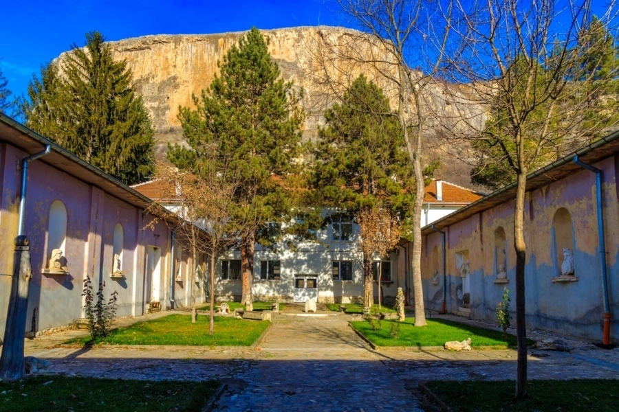 Министърът на културата ще даде старт на обновяването на Професионалната гимназия по каменообработване в с. Кунино