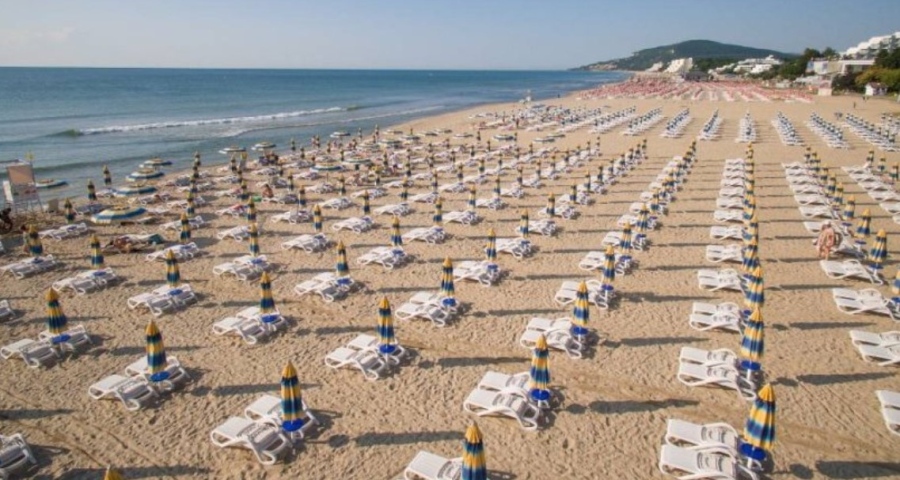 Плажът в курорта Албена получи престижното международно отличие Син флаг