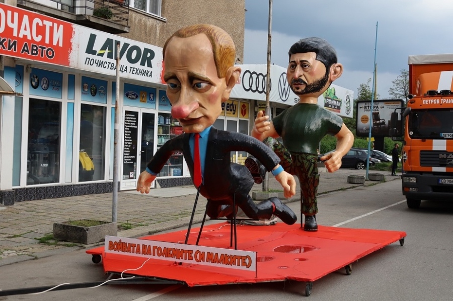 Остра политическа сатира на карнавала в Габрово (снимки)