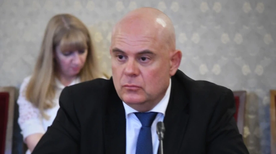 Главният прокурор дава обяснения в прокуратурата по проверка за търговия с влияние