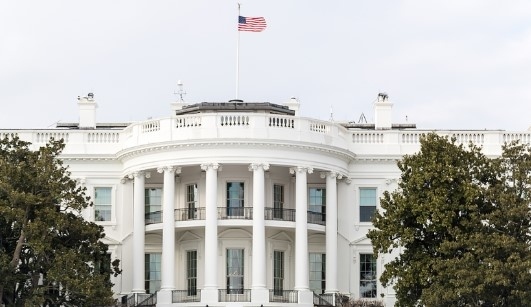 Камион се е блъснал в бариерите за сигурност близо до Белия дом