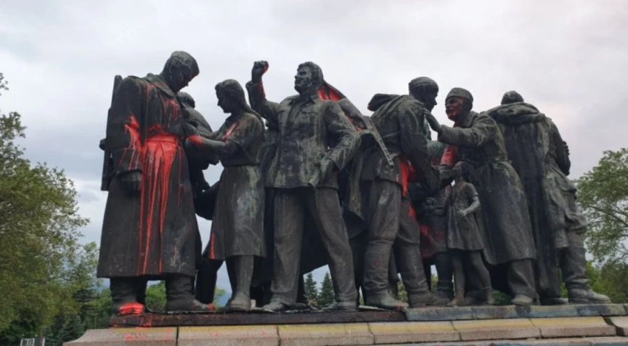 Отново заляха с червена боя Паметника на Съветската армия в София