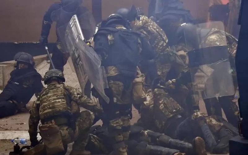 Десетки военни от НАТО са ранени в Косово при тежки сблъсъци