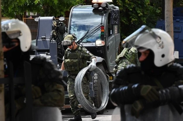 НАТО праща още 700 военни в Косово