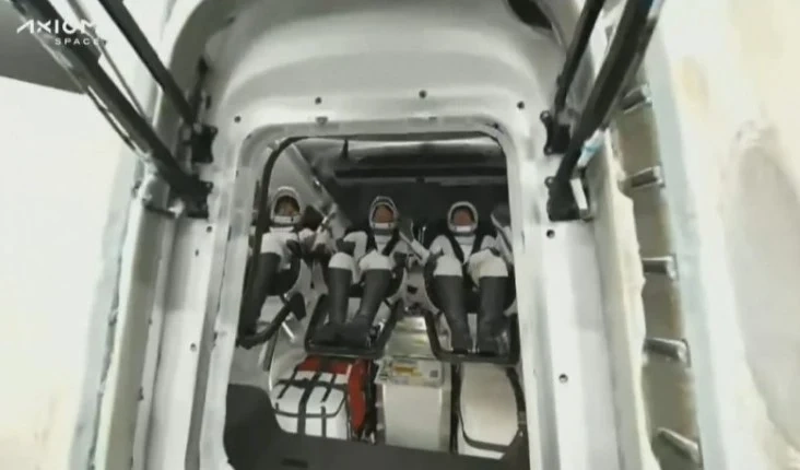 Капсула с космически туристи на Space X успешно се приводни край Флорида