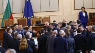 Стигна се до бой в Народното събрание след декларация на Възраждане