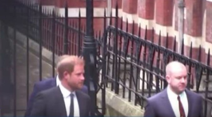 Принц Хари се явява в съда по дело за подслушване срещу медийната група Мирър