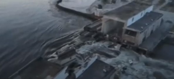 Експлозия разруши стената на язовир в Херсонска област