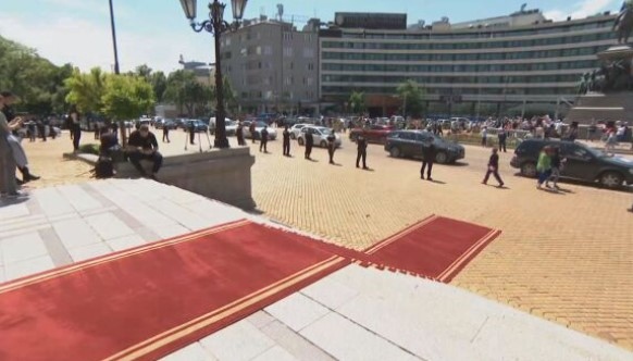 На централния вход на Народното събрание беше разпънат червения килим