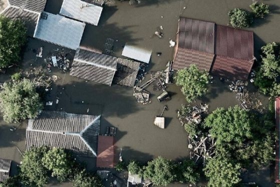 Херсон е под вода, взривеният от Русия язовир потопи 5 хиляди къщи. Украйна иска помощ от ЕС