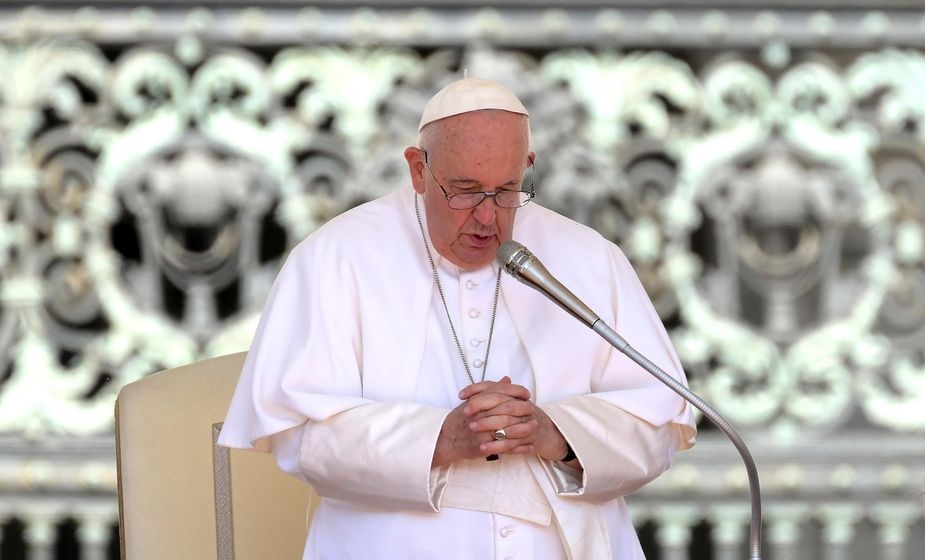 Папа Франциск претърпя операция на болезнена коремна херния която завърши