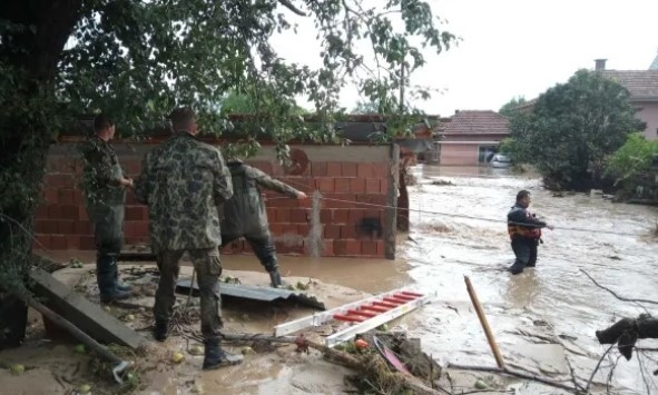 Николай Денков изисква спешни мерки от областните управители срещу наводнения и свлачища