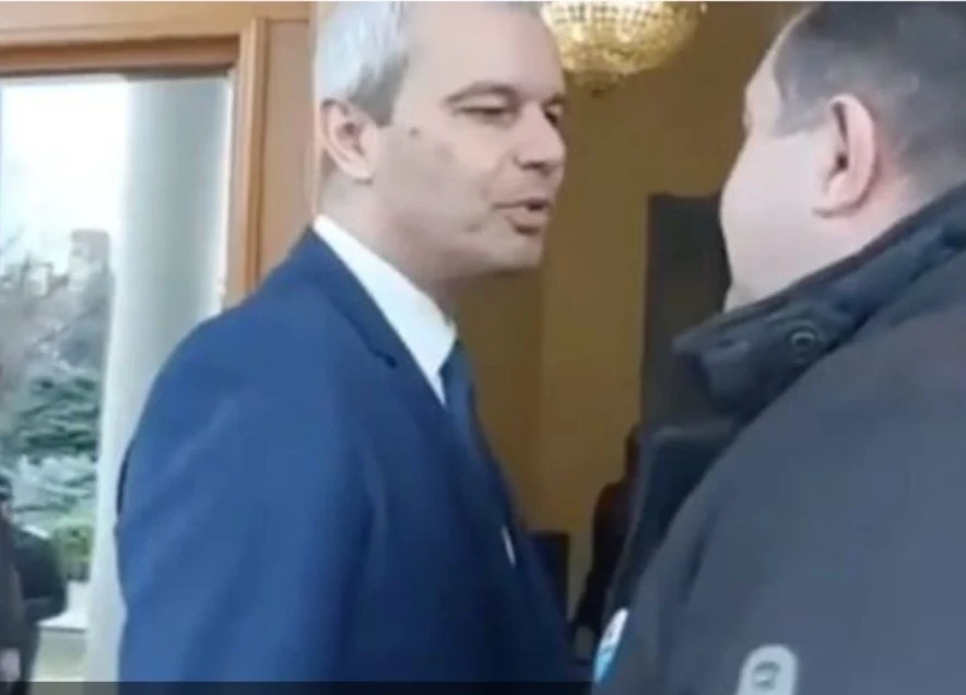 БОЕЦ хвърля копейки по Костадинов пред входа на парламента