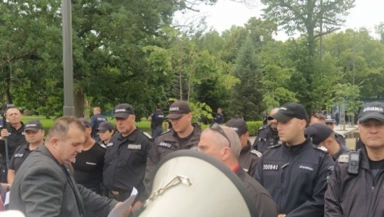 От БОЕЦ опитаха да влязат в НС, за да внесат подписка за отстраняване на президента Радев