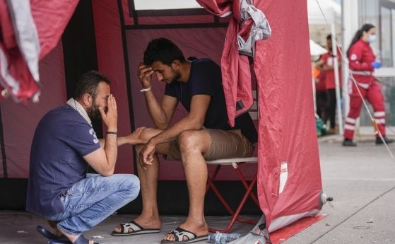 Десетки загинали, стотици изчезнали в морето след потъване на лодка с мигранти