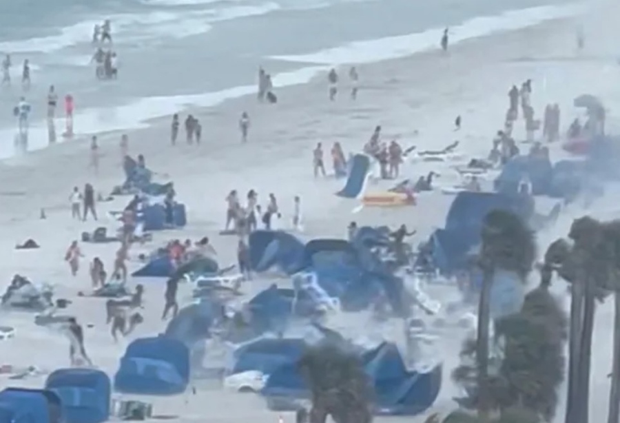 Смерч помете плажуващи във Флорида, двама са ранени (ВИДЕО)