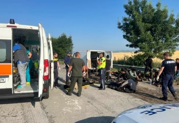 Задържаха 32-ма мигранти на АМ Тракия край Нова Загора