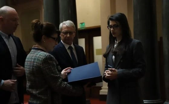 Бориславова към Атанасова: Ще счупим сглобката