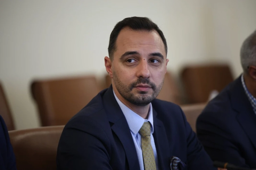 Министърът на икономиката намекна, че взривът в склада край Карнобат е умишлен