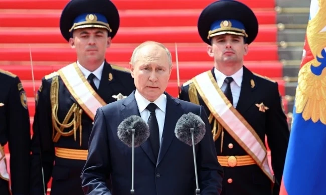 Путин похвали военните, че са спасили страната от гражданска война  