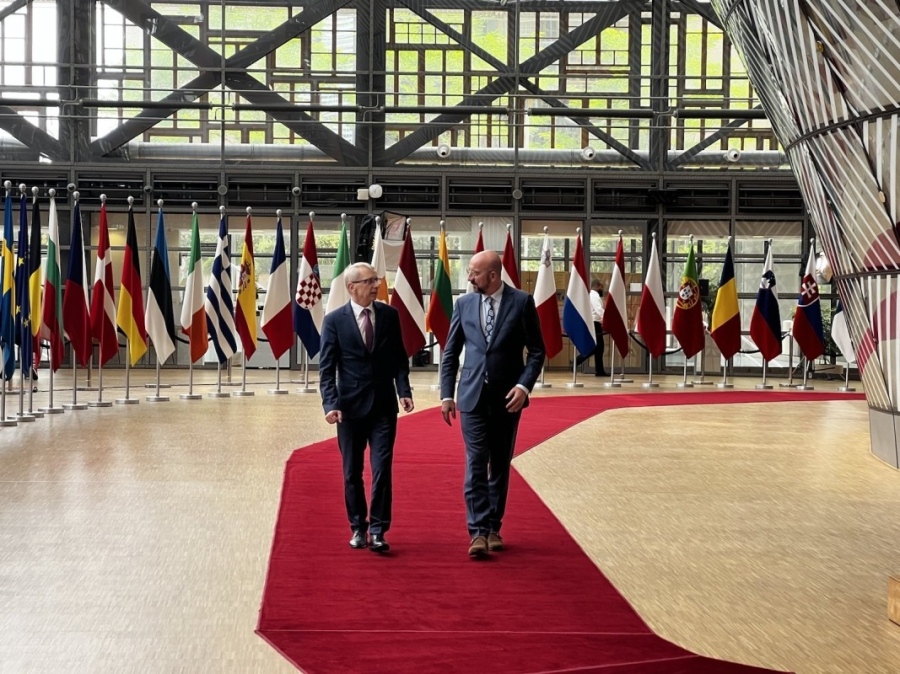 България подкрепя запорирани пари от руски банки да се използват за възстановяването на Украйна