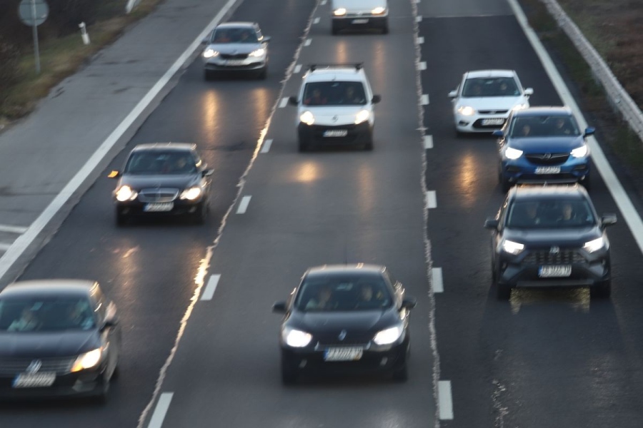 Интензивен трафик по граничните пунктове, образувала се е колона от автомобили на Кулата