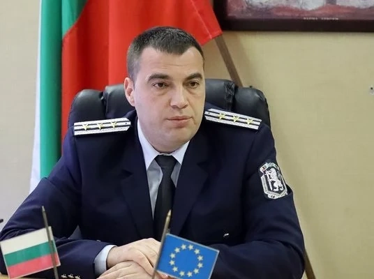 Шефът на КАТ-София не знае колко е глобата за минаване на червено