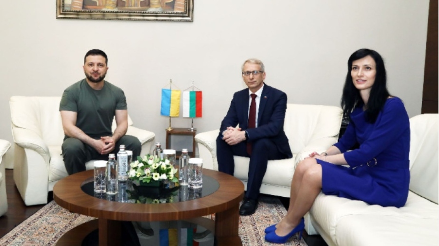 Зеленски разговаря в МС с Денков и Габриел