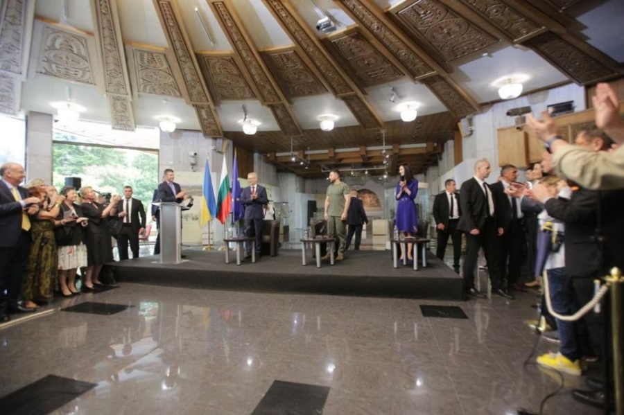 Зеленски по време на дискусията: Намалихме мащаба на войната заради оръжието, което получаваме