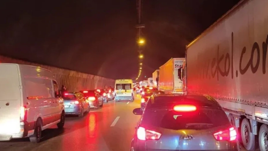 Автовоз се обърна на АМ Хемус, има километрична опашка от автомобили