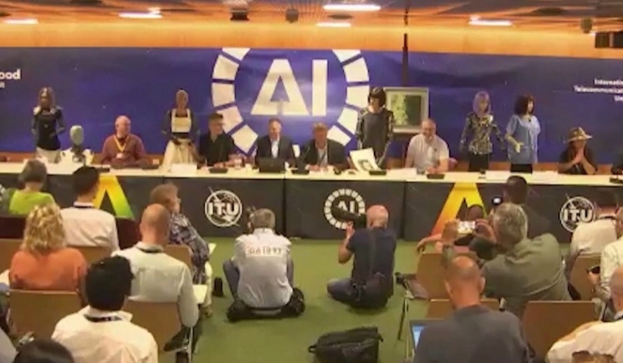 За пръв път хуманоидни роботи дадоха пресконференция (СНИМКИ)