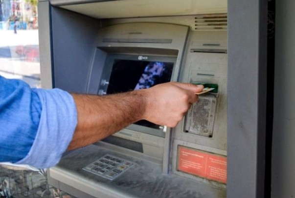 У нас броят на банкоматите в страната драстично намалява. Ако
