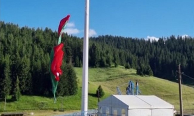 Знамето падна от пилона на Рожен, показват кадри от видео,
