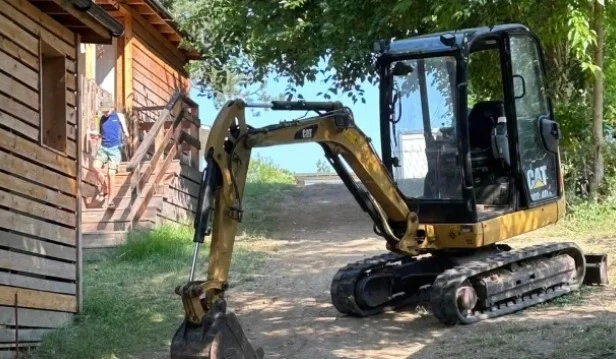 Премахват незаконни обекти в близост до плаж Корал (СНИМКИ)