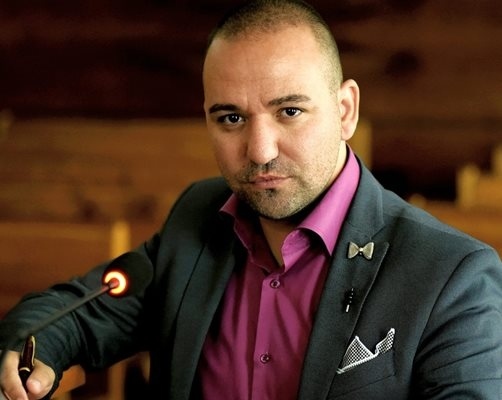 Пловдивчанин с рак на гърдата: Отказаха ми лечение, било само за жени – слагам рокля