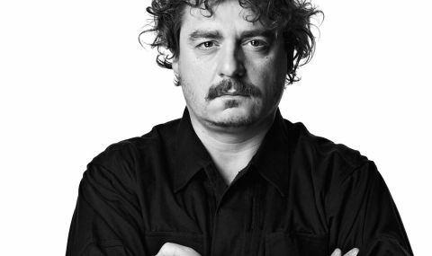 Камен Донев излиза от постановката Животът е прекрасен на Народния театър