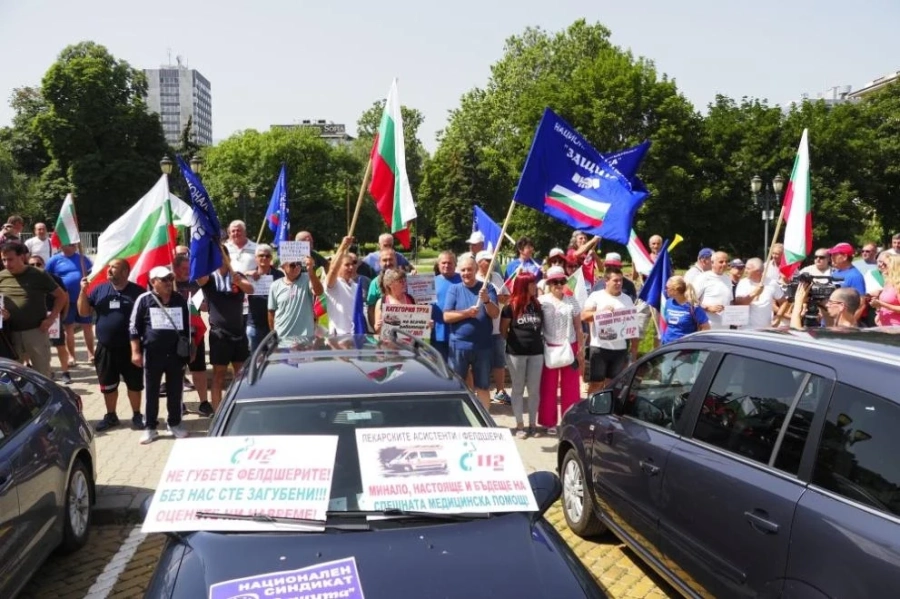 Протестиращи медици: Спешна помощ е в клинична смърт