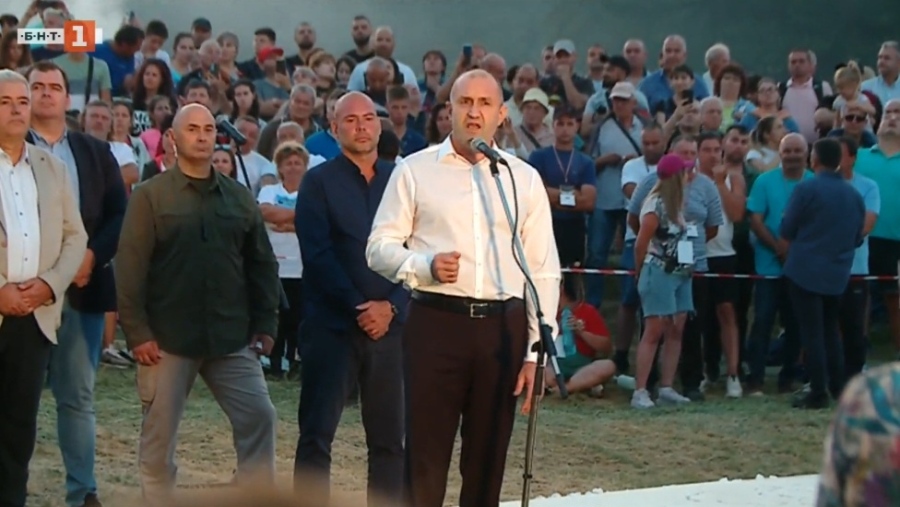 Днес казваме не на нихилизма и безродието, заяви Радев преди издигането на знамето на Рожен