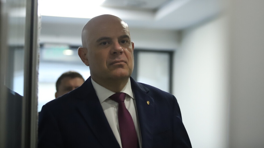 Гешев се отказа от охраната на НСО чрез фейсбук