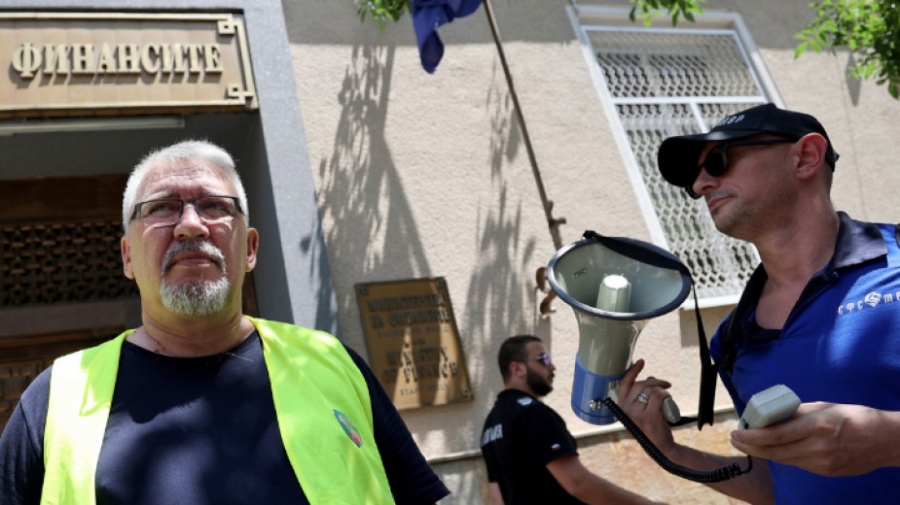 Стотици служители на МВР протестират пред Министерството на финансите