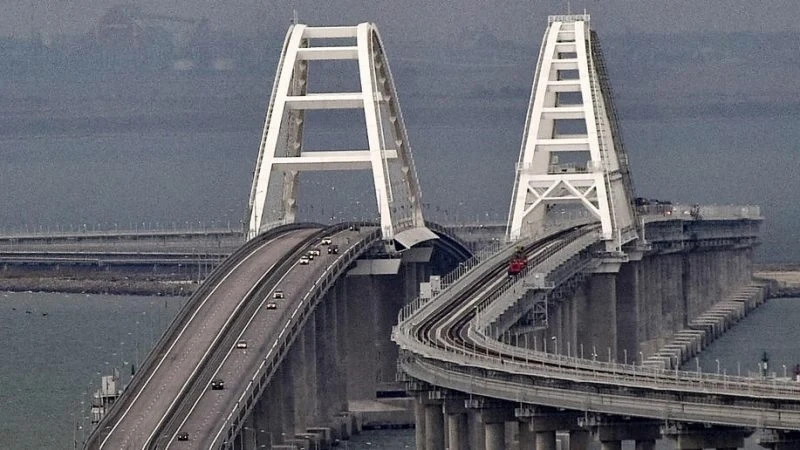 Извънредна ситуация: Движението по Кримския мост е спряно