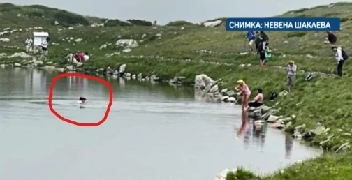 Туристка влезе да се къпе в едно от Седемте рилски езера