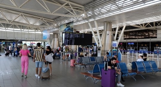 Трагичен инцидент на летището: Мъж почина след слизане от самолет