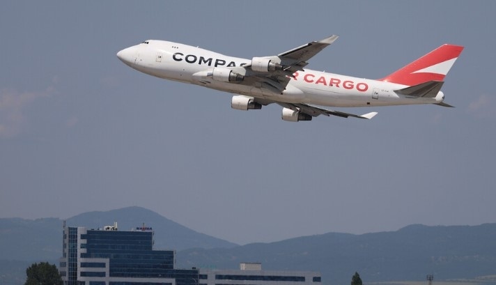 Посрещнаха Boeing 747 – Freighter с воден салют в София (СНИМКИ)