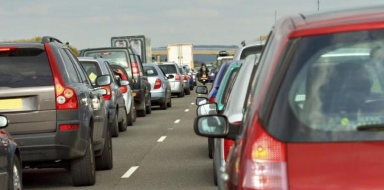 Камион пламна на АМ Хемус, задръстването е километрично