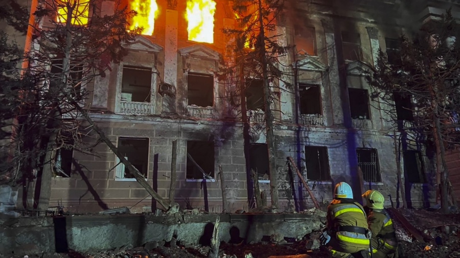 Над 40 сгради са разрушени и повредени в резултат на нощния руски ракетен обстрел в Одеса, хора се молят пред разрушената Преображенска катедрала