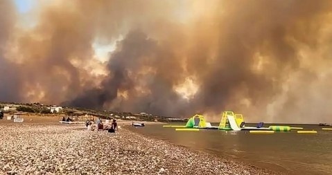 Пети ден продължава огнената стихия на остров Родос