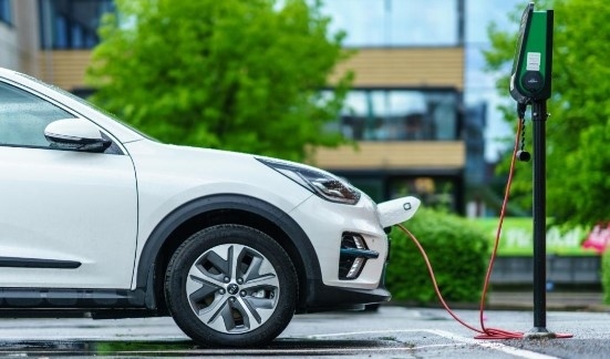 България е първа по ръст на продажби на електромобили в Европа, но караме и най-старите коли