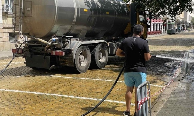 Мият улици и раздават вода в София заради жегата  
