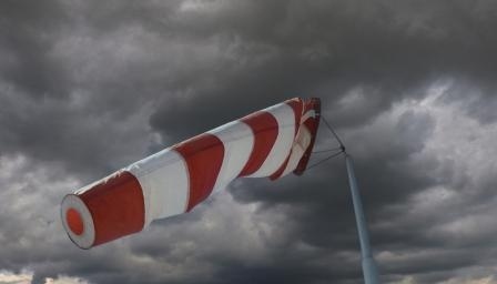 Студен фронт сваля рязко температурите, носи бури и градушки